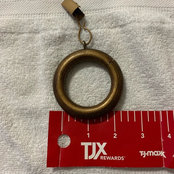 30 pieces curtain holder with the clips. Color bronze, they are not heavy. - Picture 3 of 3